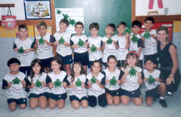 Alunos do Infantil IV com as miniaturas de tartaruga