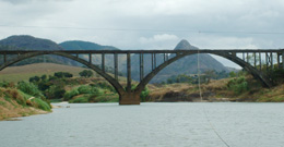 A ponte inacabada sobre o Rio Doce.