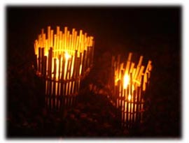 Arranjo com velas e bambu