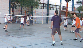 Professores e alunos jogando badminton