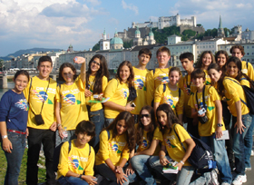 A turma, com a fortaleza Hohensalzburg l no alto.