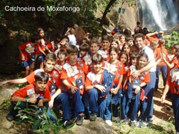 Em Santa Leopoldina, os alunos visitaram a Cachoeira do Moxafongo