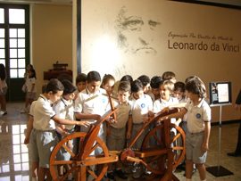 Alunos do Da Vinci junto com uma das invenes de Leonardo