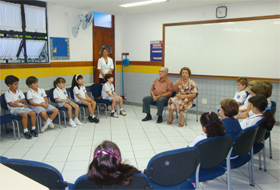 2 B - os avs Ruth e Manoel Campos em encontro com os alunos