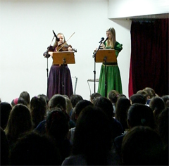 Simone e Elke tocando Viola e Flauta, respectivamente