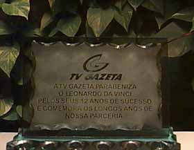 Placa comemorativa, cortesia da Tv Gazeta