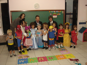 Comitiva do Consulado com os alunos do Infantil