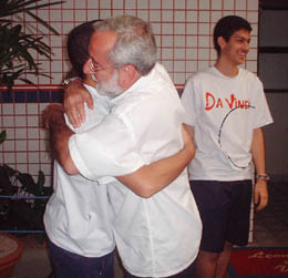 O diretor do Da Vinci abraa Victor pelo resultado no Vest-UFES 2003