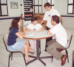 Maria Brunella, Maria Alice, Letcia e Fabrcio assinaram o termos de doao dos alimentos