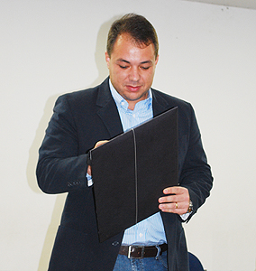 Victor Affonso, Diretor do Da Vinci, recebendo a placa