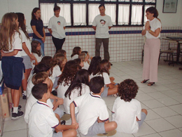 Alunos da 3a I na entrega de alimentos ao 