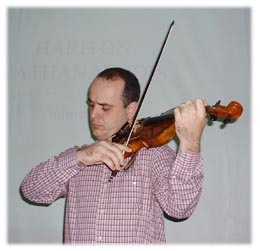 O violinista Hariton Nathanailidis
