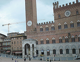 Alunos em Siena, entrando na Torre del Manggio