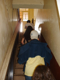 Os alunos subindo a escada de acesso  antiga residncia de Virgnia.