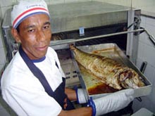 Antnio, do Setor de Alimentao, preparou o peixe assado