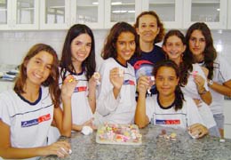 Tayana, Nathlia, Elisa, Jlia, Isabella Sadovsky e Isabella Lemos, com a professora Raquel